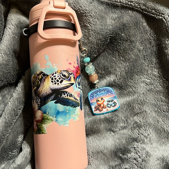 Sea Turtle 24 oz. Double wall stainless steel bottle w/charm & silicone attach. - Picture 1 of 3